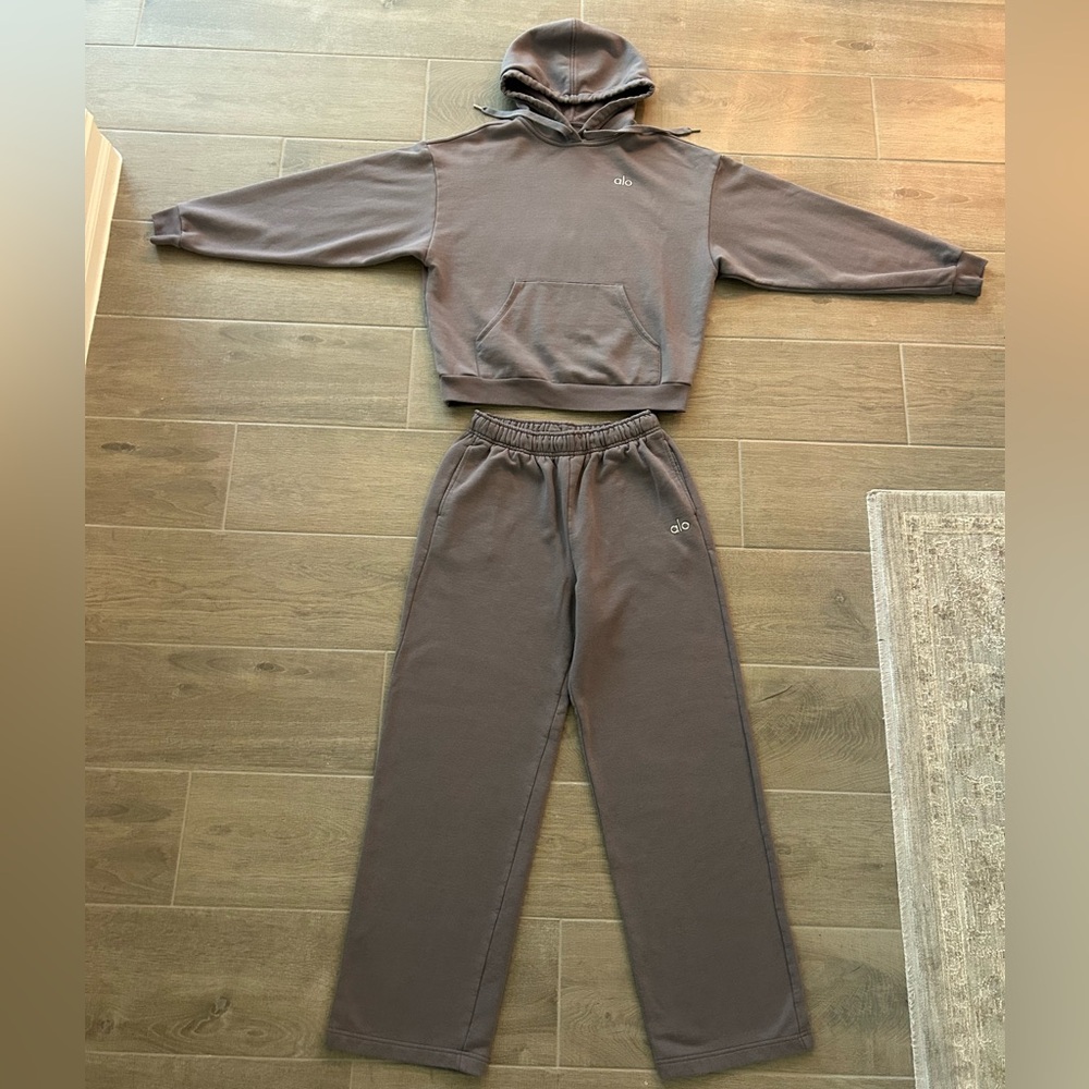 Alo Accolade sweat set - Picture 2 of 9